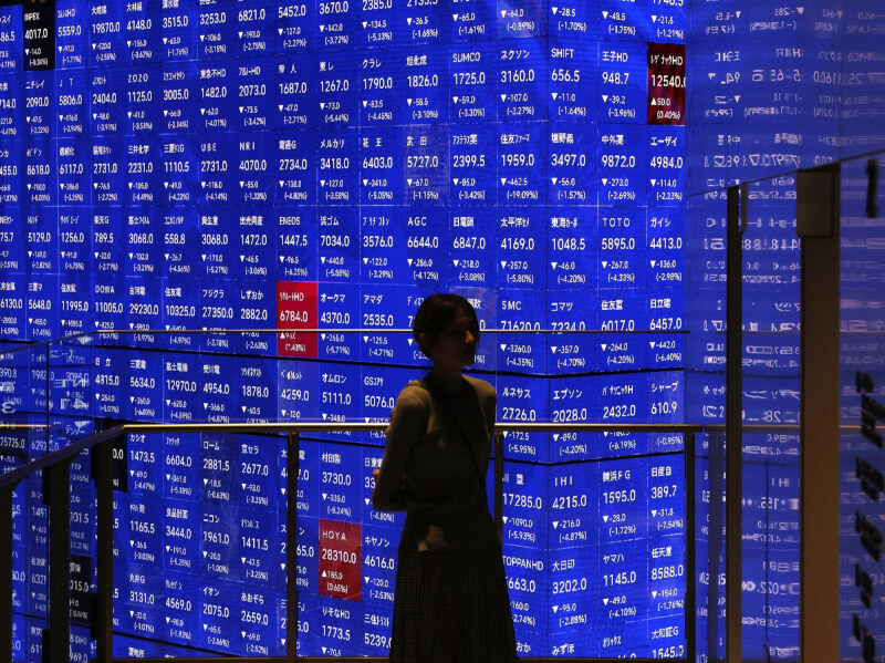 圖為3日東京證券交易所螢幕顯示，幾乎所有股票價格都下跌。（共同社）
