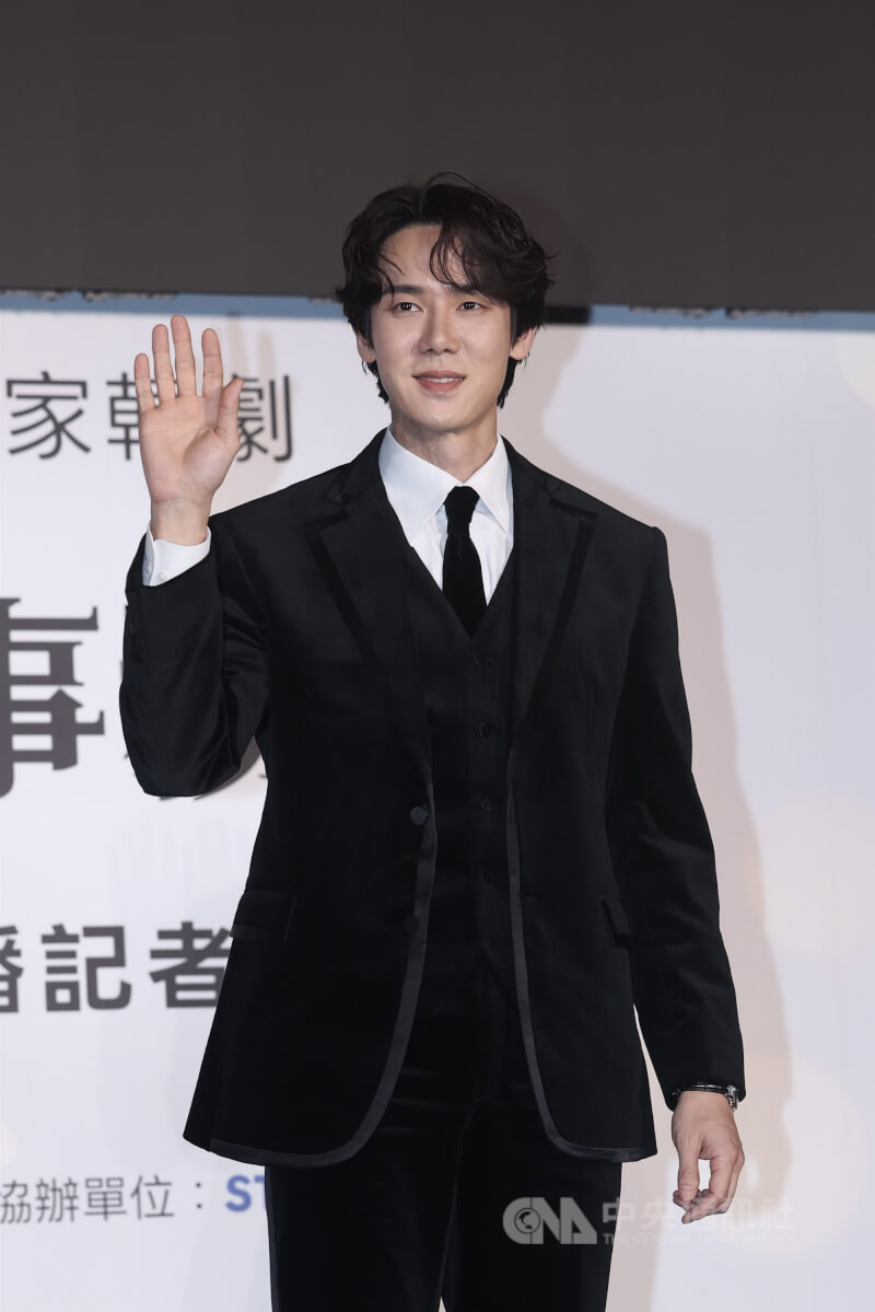 韓劇「神與律師事務所」演員柳演錫（圖）來台暨開播記者會3日下午在台北萬豪酒店舉行，韓星柳演錫以俐落的黑西裝亮相，向媒體及粉絲揮手致意。中央社記者吳家昇攝　115年3月3日