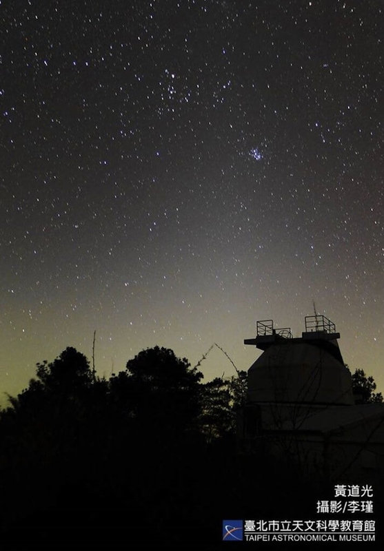 台北天文館說，春分發生在3月20日晚上10時46分；前後數週有機會於無光害地區日落後2至3小時，在西方天空看到呈淡白色三角錐狀、自地平線向上延伸的黃道光。（台北天文館提供）中央社記者楊淑閔傳真  115年3月4日