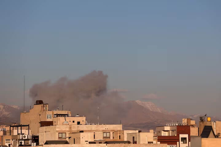 美國與以色列3日對伊朗發動空襲，伊朗首都德黑蘭上空出現陣陣濃煙。（Majid Asgaripour/WANA (West Asia News Agency) via路透社）