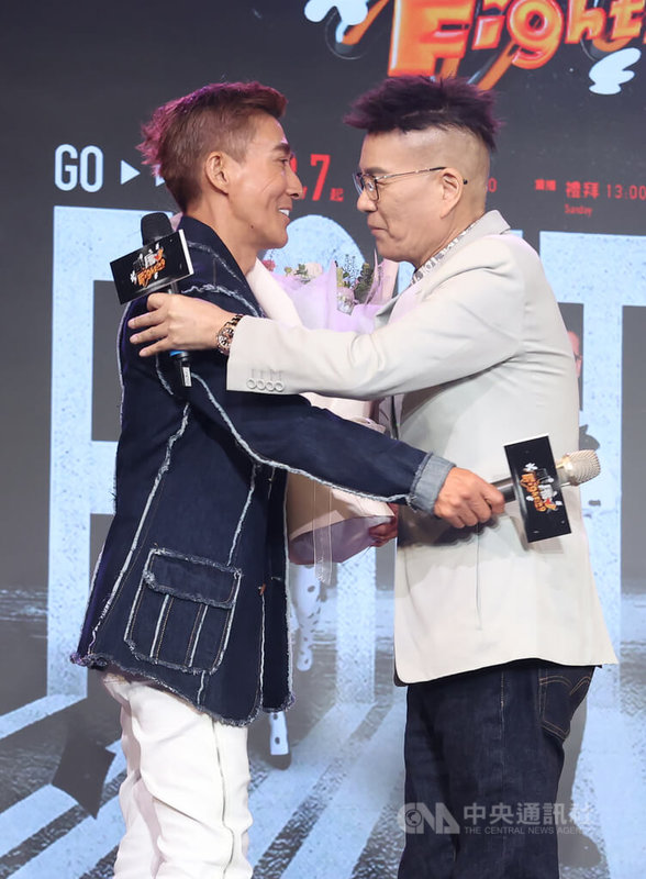 公視台語台全新綜藝節目「黑白威廉Fighting」4日下午在台北舉行開播記者會，資深藝人、節目主持人沈玉琳（右）病後首亮相，藝人潘若迪（左）以好友身分現身，並與沈玉琳開心相擁。中央社記者趙世勳攝 115年3月4日