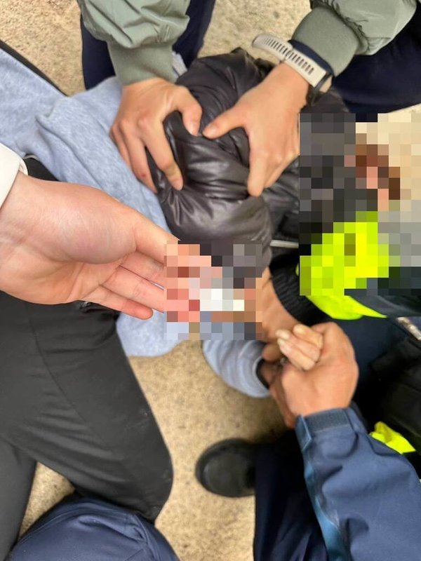 遭通緝張姓女子4日在澎湖馬公騎乘機車外出時，遭馬公警分局員警盤查、當場逮捕，並查獲一包安毒，依法送辦。（馬公警分局提供）中央社　115年3月4日