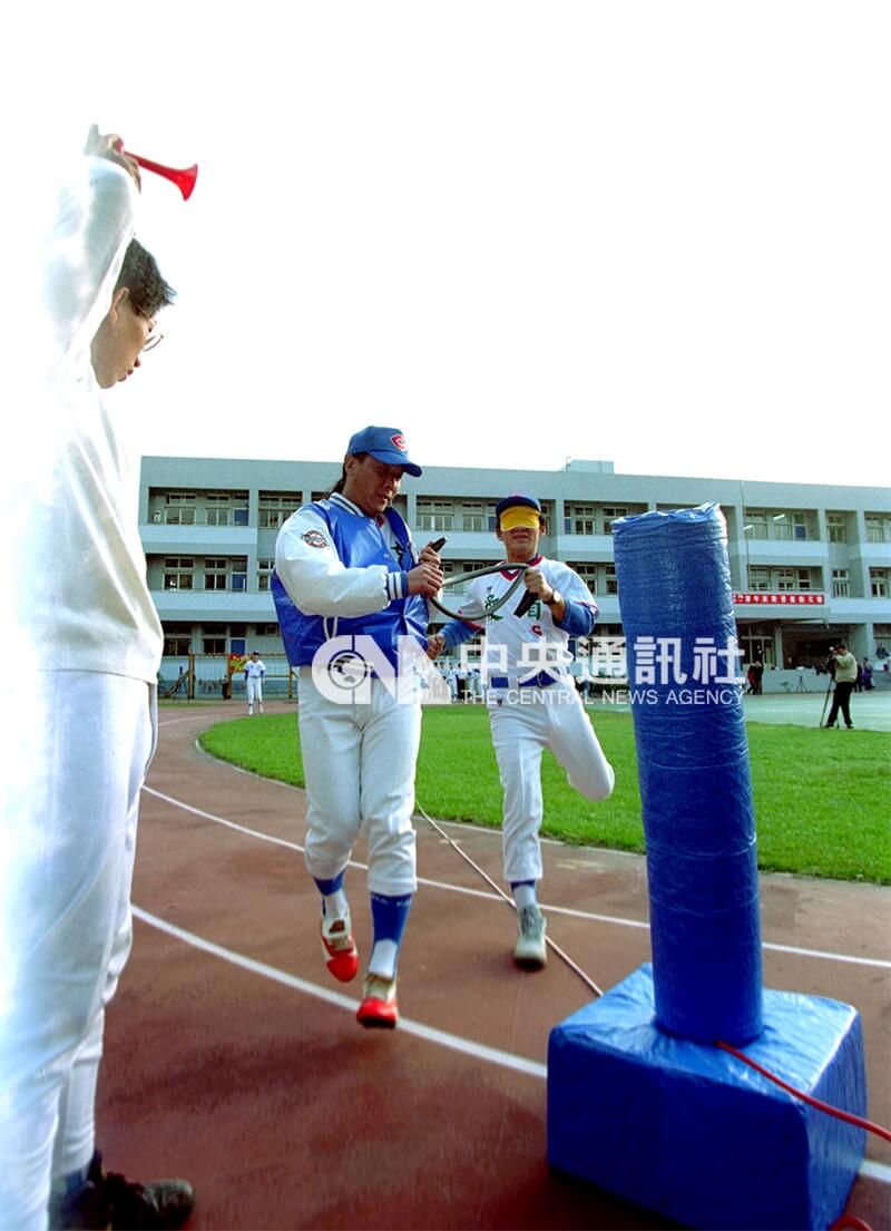 循著指導員的高音喇叭指引,球員奮力衝刺奔向壘包。中央社記者郭日曉攝 85年12月7日