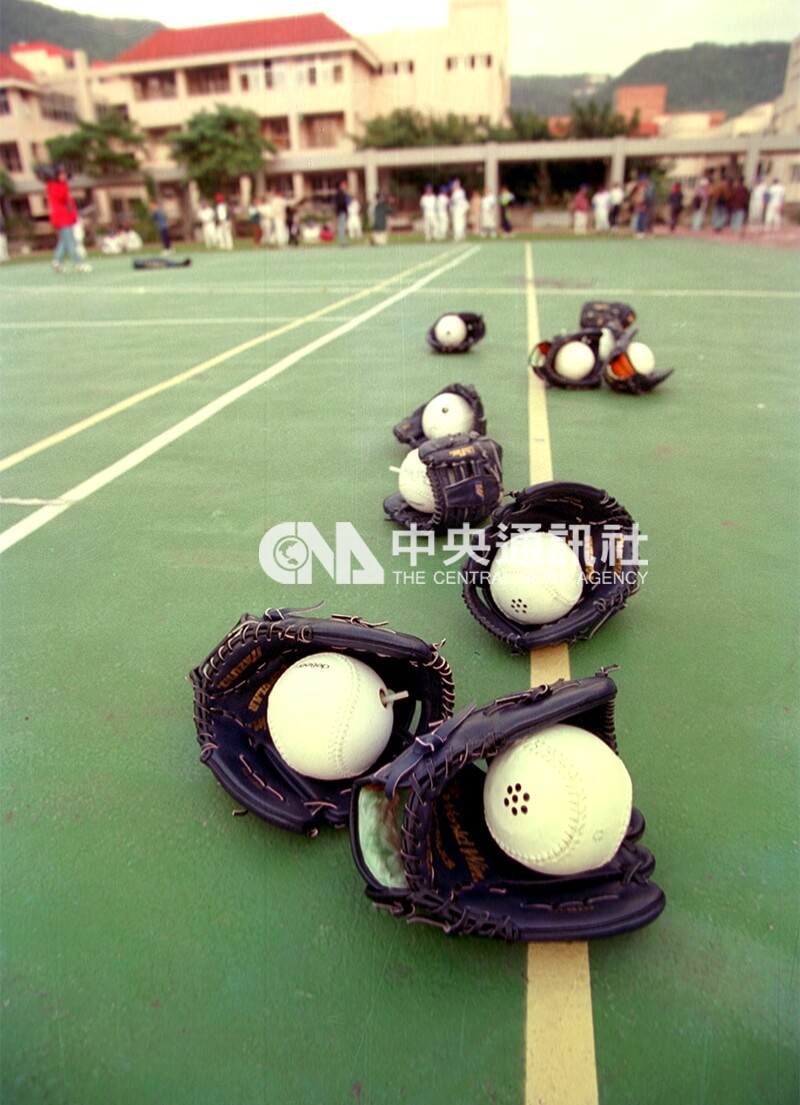 盲人棒球比賽使用的球大小近似壘球,內部裝有發出「嗶嗶」聲響的裝置,協助視障打者辨識球的來向。中央社記者郭日曉攝 85年12月7日