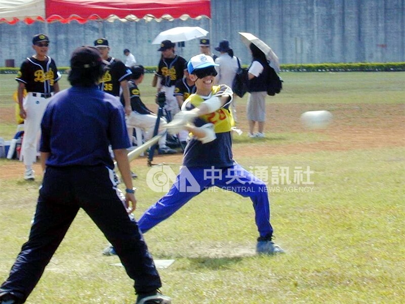 世界盃盲人棒球國家代表隊選拔,選手靠著聽音辨識球的方位揮棒。中央社記者黃旭昇攝 91年5月4日