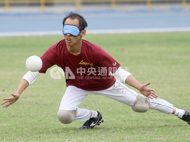 「2010春季盃盲人棒球錦標賽」,守備方球員奮力撲球。中央社記者謝佳璋攝 99年4月25日