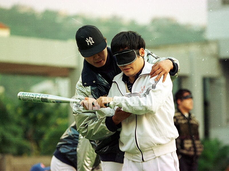 因打擊者視障程度不同,所以規定一律戴上眼罩。中央社記者郭日曉攝 85年12月7日