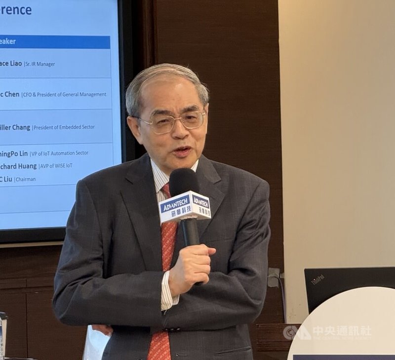 工業電腦廠研華4日召開法人說明會，董事長劉克振表示，目前研華董事長和執行長都由他擔任，但是今年底他計劃卸下執行長職務，未來研華最高管理層將改為執行長、營運長及財務長的架構，接軌國際制度。中央社記者吳家豪攝　115年3月4日