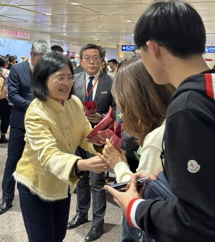 受中東戰火波及，在杜拜機場2日恢復有限度運作後，首班阿聯酋航空從杜拜飛往台灣班機4日下午抵台，275名台灣旅客平安落地，觀光署副署長黃荷婷（前左）也到場關懷。（觀光署提供）中央社記者黃巧雯傳真　115年3月4日