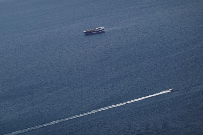 圖為3月2日船隻通過荷莫茲海峽。（路透社）