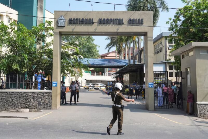 一艘伊朗船艦在斯里蘭卡附近海域遭潛艦攻擊，傷者被陸續送往斯里蘭卡加勒醫院。（路透社）