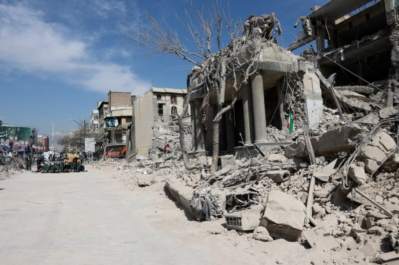 圖為伊朗德黑蘭一處警察局被美國和以色列空襲擊中。（West Asia News Agency  via 路透社）