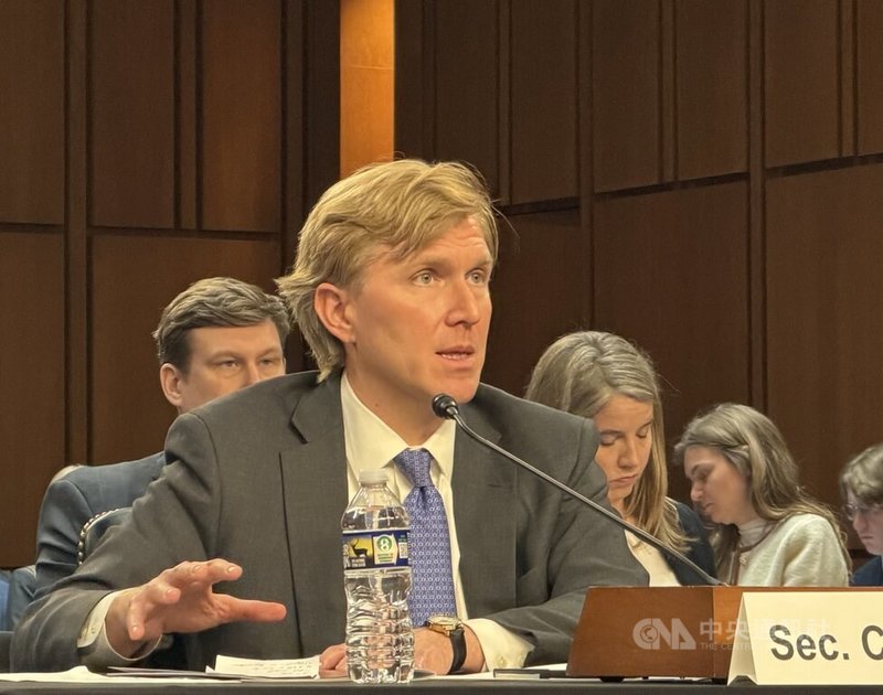 美國戰爭部次長柯伯吉（前）3日在聯邦參議院軍委會聽證會上表示，華府長期政策是對台提供防衛性武器、反對利用暴力或脅迫手段改變現狀，川普政府政策與此相符。中央社記者侯姿瑩華盛頓攝  115年3月4日