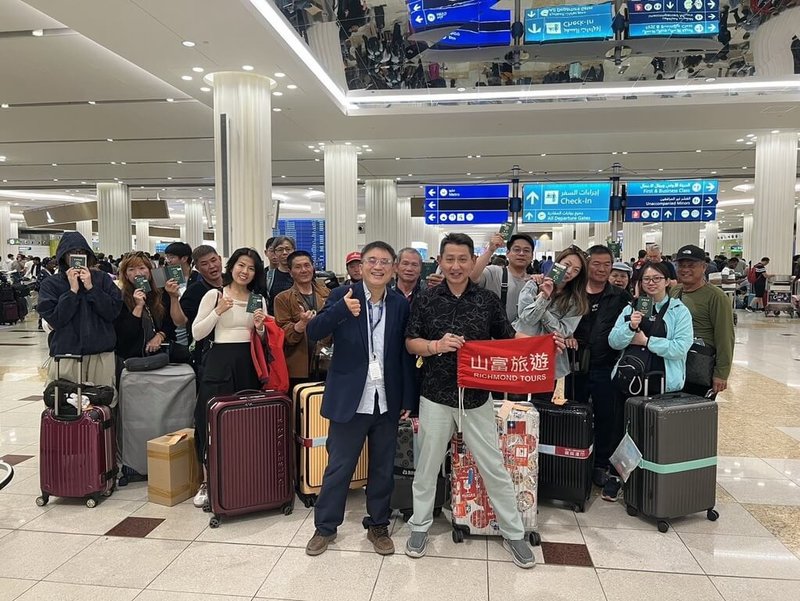 駐杜拜辦事處長陳俊吉（前排左）4日晚間赴杜拜國際機場送機，並與滯留中東的山富旅遊團團員合影。（駐杜拜辦事處提供）中央社記者楊堯茹傳真　115年3月5日