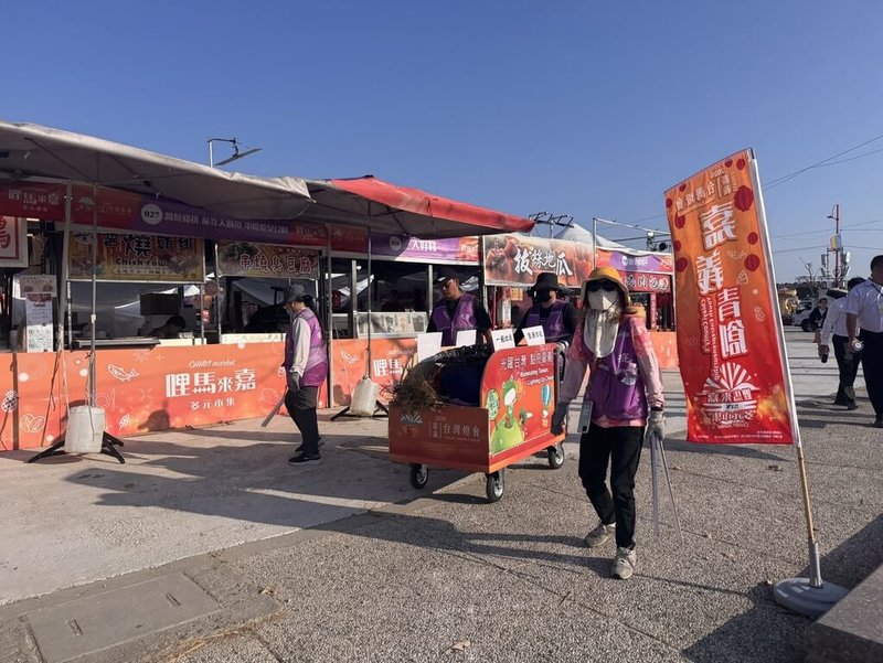 2026台灣燈會在嘉義，會場並設有12部行動垃圾車，以時刻維持燈區清潔，嘉義縣環保局長張輝川5日指出，此舉深獲民眾好評。（民眾提供）中央社記者蔡智明傳真　115年3月5日