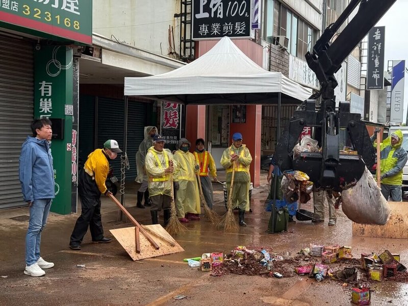 元宵節連續2天的炮炸寒單（邯鄲）陣頭遶境，導致台東市街道垃圾堆積如小山，5日凌晨活動結束後，台東市公所迅速清掃恢復整潔，台東市長陳銘風（左）一早前往主要道路視察，並向辛勤工作的清潔隊員表達感謝與慰勉。（台東市公所提供）中央社記者盧太城台東傳真　115年3月5日