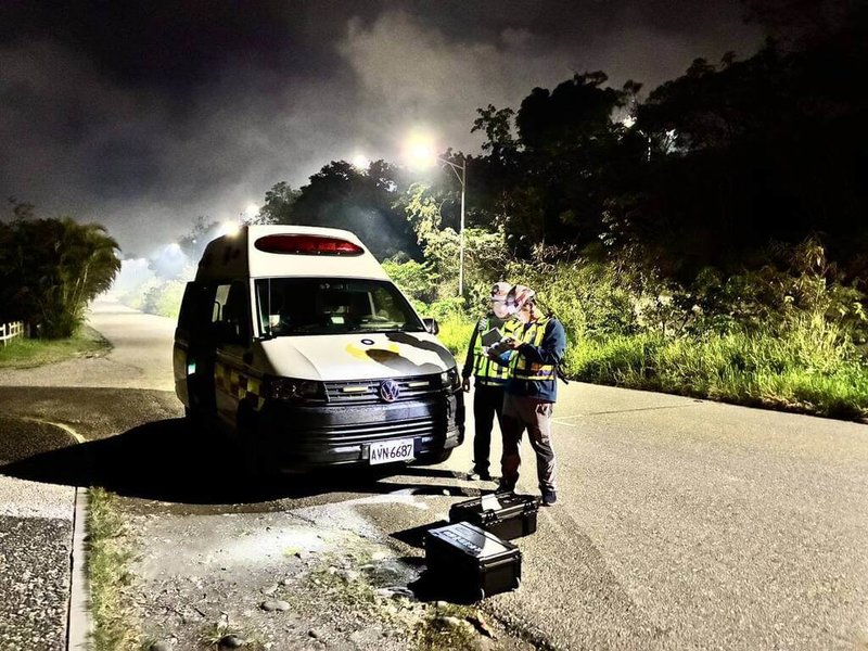 台東元宵節系列活動，4日晚間在卑南溪出海口施放逾2千顆高空煙火，因位於台東森林公園上空，台東縣消防局出動科技分隊動用無人機監控，在森林公園內發現一處微弱火點，及時撲滅。（台東縣消防局提供）中央社記者盧太城台東傳真　115年3月5日