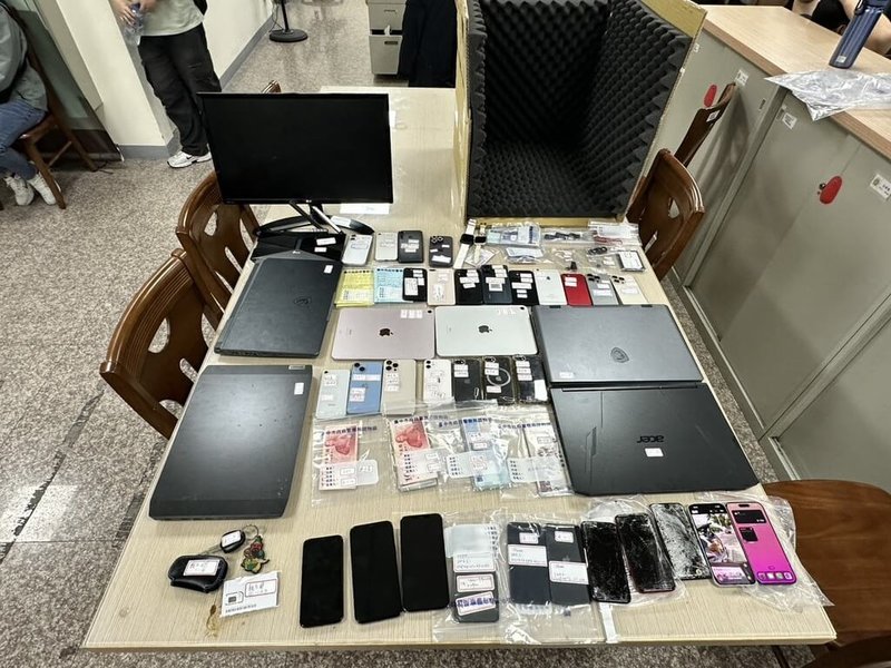 刑事局破獲竹聯幫成員在台中架設多處詐騙機房，並假扮中國公安恐嚇香港民眾跟海外華人，半年就詐得數千萬元，警方循線逮捕張姓主嫌和幕後金主等15人，其中10人聲押獲准。（刑事警察局南部打擊犯罪中心提供）中央社記者洪學廣傳真　115年3月5日