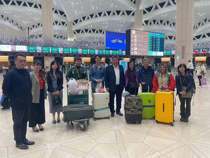 首批滯留卡達的台灣人5日抵達沙烏地阿拉伯，駐沙烏地阿拉伯代表張治平（右5）赴利雅德機場迎接。（外交部提供）中央社記者楊堯茹傳真　115年3月5日