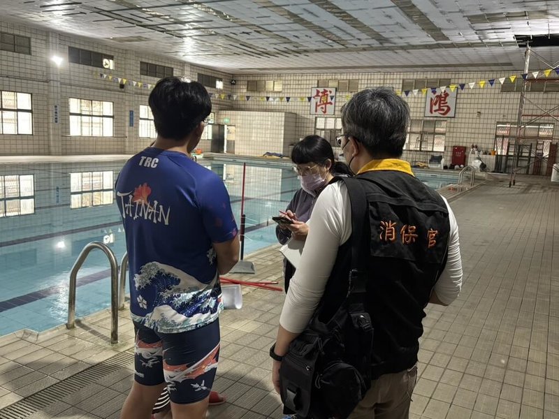 台南市東區某家室內游泳池日前發生天花板掉落，砸傷1名女童。市府5日派員前往稽查，初判是室內裝潢舊化釀禍。（台南市政府提供）中央社記者張榮祥傳真　115年3月5日