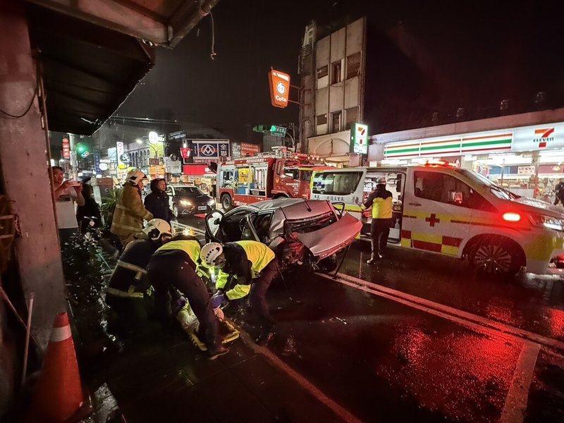 1輛賓士車5日晚間行經宜蘭市中山路3段時疑似車速過快，連續追撞至少6輛汽機車，造成4人受傷送醫，其中1人已無生命徵象，現場零件碎片散落一地，詳細肇事原因待警方釐清。（讀者提供）中央社記者沈如峰宜蘭縣傳真 115年3月5日