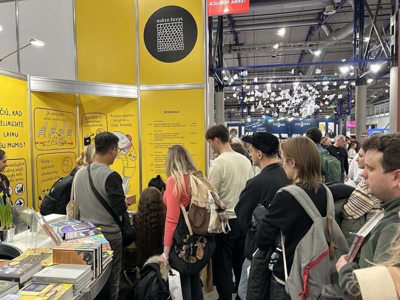 維爾紐斯書展簽書會上，立陶宛民眾踴躍排隊，索取「來自清水的孩子」作者與繪者簽名。（駐立陶宛代表處提供）中央社記者游堯茹維爾紐斯傳真 115年3月5日