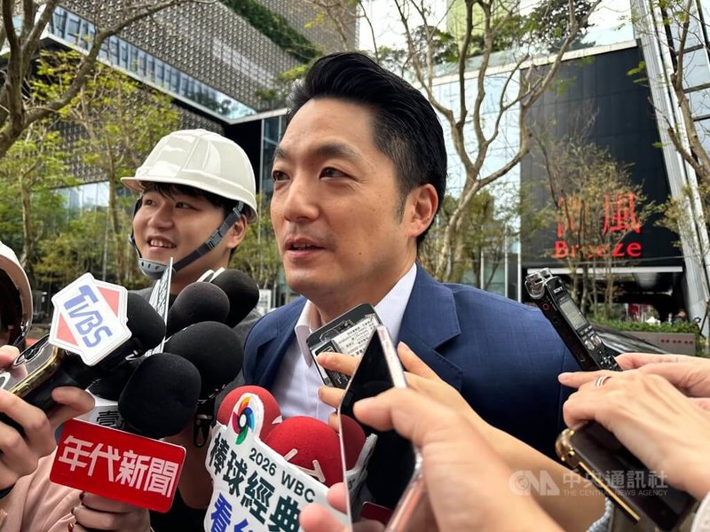 台北市長蔣萬安（前）5日受訪表示，為了讓市政銜接順利，已批准台北市副市長李四川在10日離職。中央社記者陳昱婷攝　115年3月5日