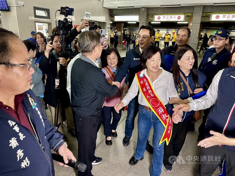 花蓮縣吉安鄉長游淑貞（白衣者）獲國民黨提名參選花蓮縣長，4日搭車返回花蓮，支持者到車站內迎接。中央社記者張祈攝 115年3月5日