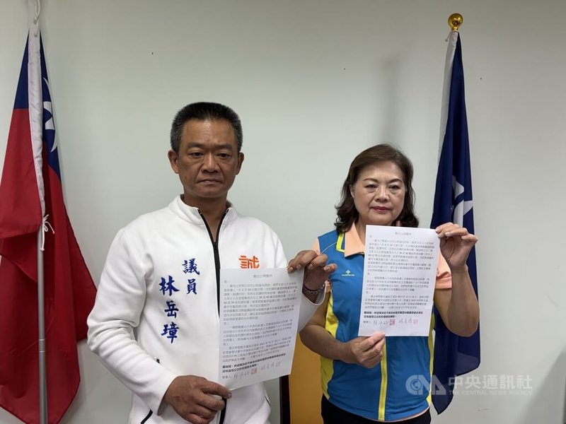 國民黨雲林縣黨部從4日起辦理鄉鎮市長選舉參選人提名登記作業，黨籍縣議員賴淑娞（右）和林岳璋（左）5日發布聯合聲明，指控黨部違反協調誠信原則，宣布將不參與黨部初選提名機制。中央社記者姜宜菁攝　115年3月5日