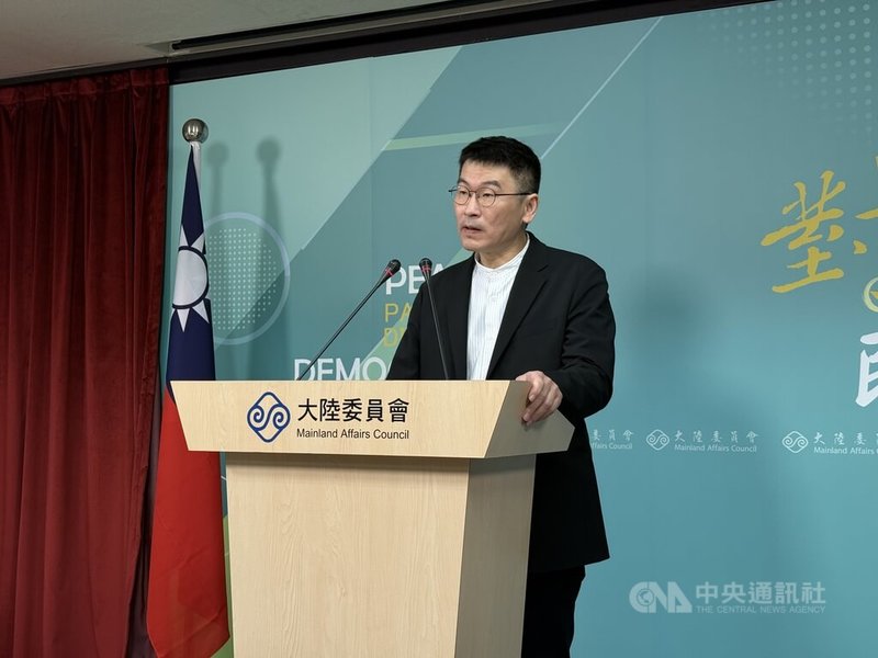 陸配李貞秀戶籍爭議延燒，陸委會副主委兼發言人梁文傑5日在例行記者會提醒，在中國大陸出生、兩岸婚姻出生的子女，以及小時候曾在中國大陸居住過的人，務必確認是否曾經在中國大陸設籍，以免具有雙重身分，產生爭議。中央社記者廖文綺攝　114年3月5日