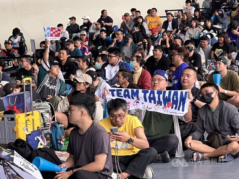 2026世界棒球經典賽（WBC）C組預賽5日開打，高雄衛武營榕樹廣場也設有直播活動，現場民眾熱血吶喊為台灣隊應援集氣。中央社記者林巧璉攝　115年3月5日