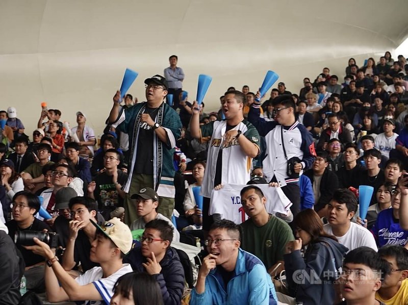 2026世界棒球經典賽（WBC）5日開賽，數千人湧入衛武營國家藝術文化中心觀戰戶外直播，現場氣氛相當熱絡，有民眾揮舞加油棒，緊盯螢幕為台灣隊加油。中央社記者董俊志攝 115年3月5日