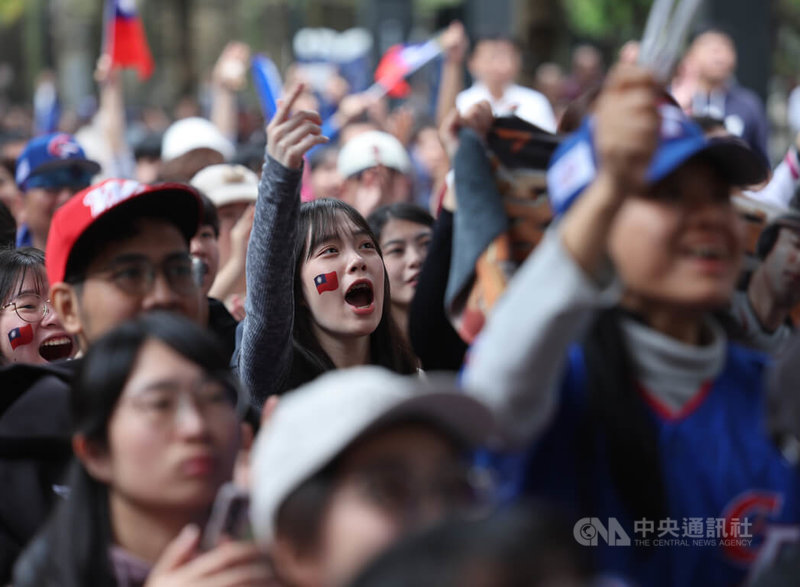 台北信義香堤廣場湧入不少民眾觀賞戶外賽事轉播，熱情為台灣選手們加油吶喊。中央社記者趙世勳攝　115年3月5日