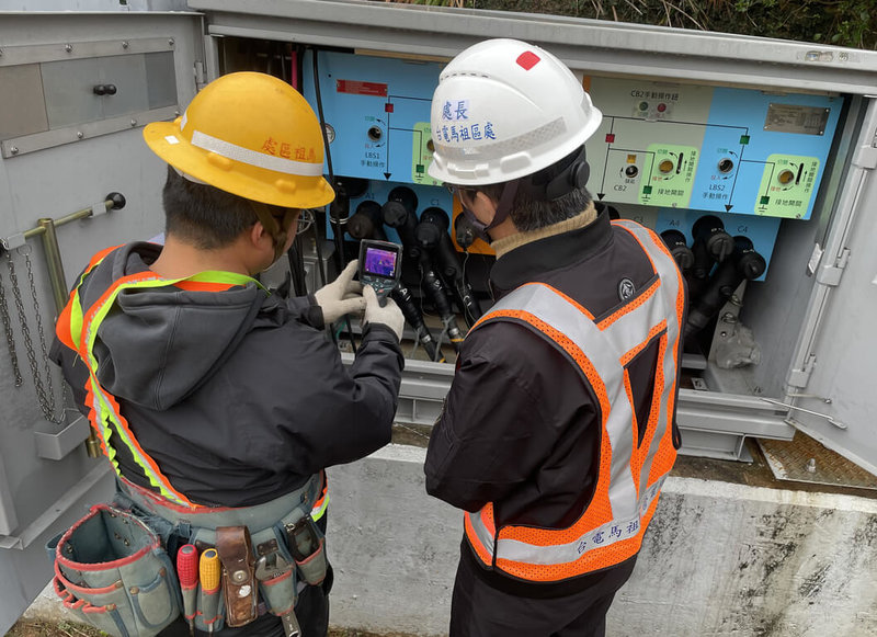 台灣電力公司馬祖區營業處啟動驚蟄穩定供電專案，針對春季易影響供電穩定的雷擊與樹木生長等風險，透過強化巡檢、落實維修細節等，努力將故障率降至最低。（台灣電力公司馬祖區營業處提供）中央社記者潘欣彤傳真　115年3月5日