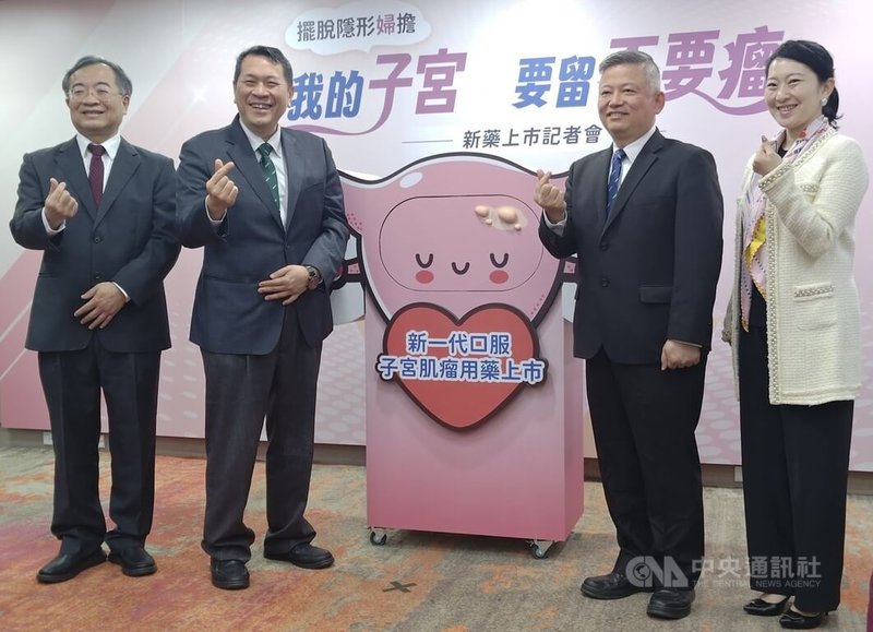 子宮肌瘤是常見婦科疾病，台灣婦產科醫學會祕書長黃建霈（左2）等專家5日在衛教記者會中提醒，臨床上遇過患者因肌瘤出血，導致血紅素掉到極低，長期慢性貧血會加重心臟負擔，更可能引發深遠的健康威脅。中央社記者沈佩瑤攝　115年3月5日