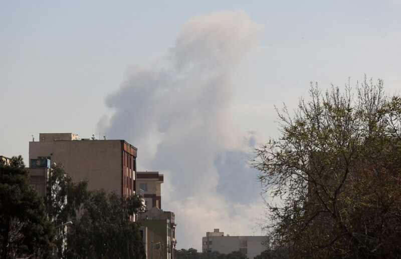 美國和以色列持續攻擊伊朗，伊朗首都德黑蘭4日遭空襲後升起濃煙。（Majid Asgaripour/WANA (West Asia News Agency) via 路透社）