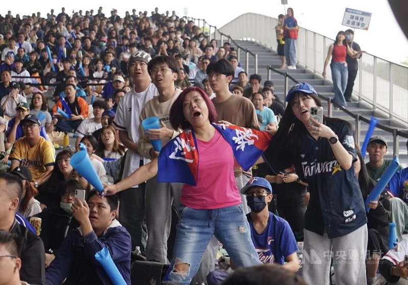 2026世界棒球經典賽（WBC）5日開賽，數千人湧入衛武營國家藝術文化中心觀戰戶外直播，現場氣氛相當熱絡。中央社記者董俊志攝 115年3月5日