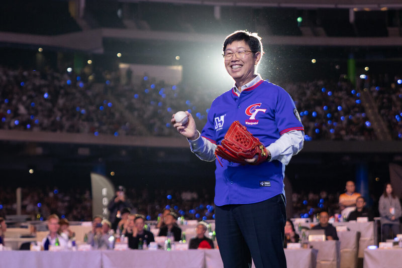 世界棒球經典賽（WBC）5日開打，鴻海創先例免費招待中獎員工攜伴赴日看球，規模達200人，為台日和台韓戰台灣隊球員熱情加油。大學時期曾任校隊投手的鴻海董事長劉揚偉，是促成此行的重要推手。（鴻海提供）中央社記者鍾榮峰傳真　115年3月5日