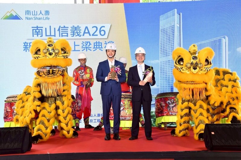 南山人壽5日舉行「南山信義A26」新建大樓上梁典禮，台北市長蔣萬安（左）、南山人壽董事長尹崇堯（右）出席，祈求工程順利。（台北市政府提供）中央社記者陳昱婷傳真　115年3月5日