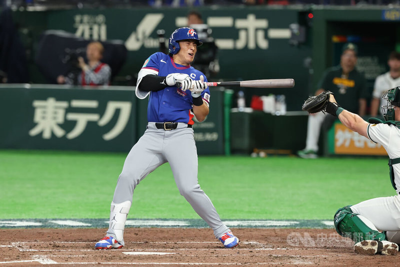 世界棒球經典賽（WBC）C組預賽5日在日本東京巨蛋開打，首戰由台灣隊迎戰澳洲隊。6局上台灣隊長陳傑憲（圖）遭觸身球擊中，退場休息。中央社記者王騰毅東京攝  115年3月5日