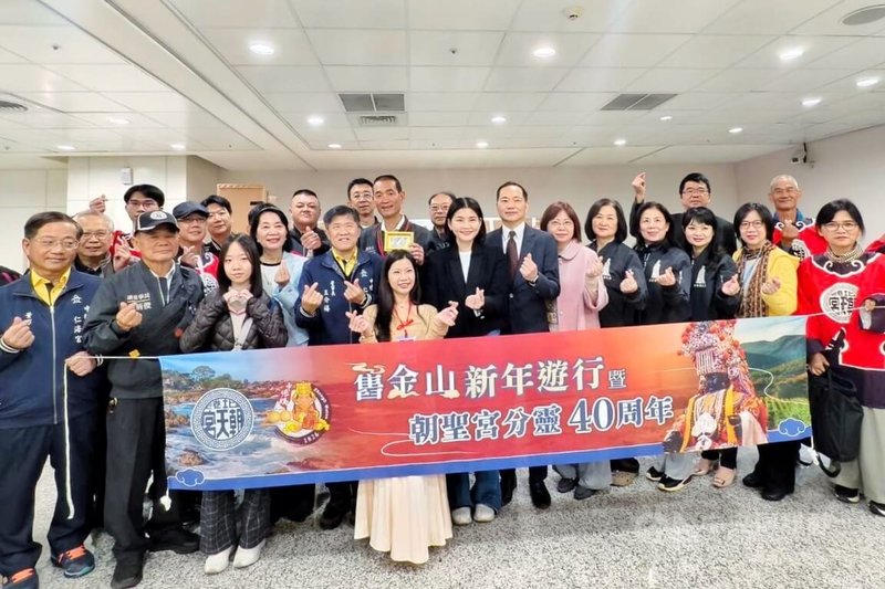 財團法人北港朝天宮受邀參加美國舊金山「農曆新年遊行」，並慶祝北港媽祖分靈美國40週年，5日搭機啟程，期盼透過媽祖的慈悲精神，促進台美民間交流。中央社記者吳睿騏桃園機場攝　115年3月5日