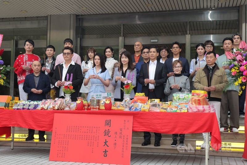 中視電視劇「樓上樓下」開鏡記者會5日下午在台北舉行，中視董事長盧秀芳（前右4）、執行製作翁家明（前右3）與演員群一同開鏡拜拜祈求拍攝順利。中央社記者翁睿坤攝 115年3月5日