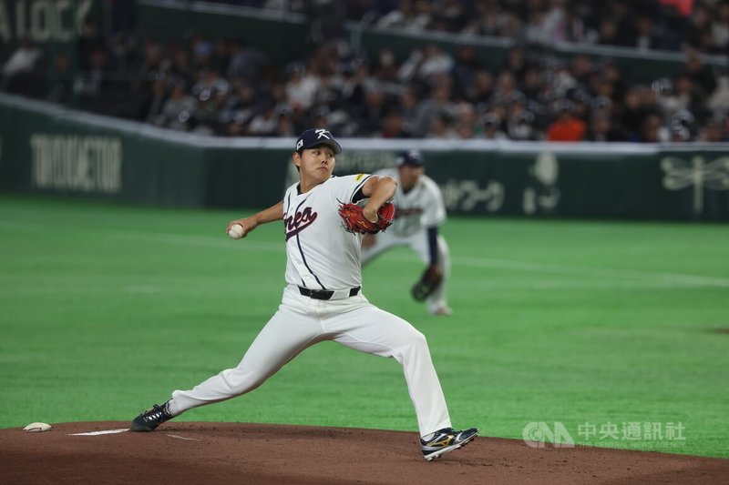 韓國隊首戰交手捷克，韓國方面推出投手蘇珩準（前）先發。中央社記者王騰毅東京攝 115年3月5日