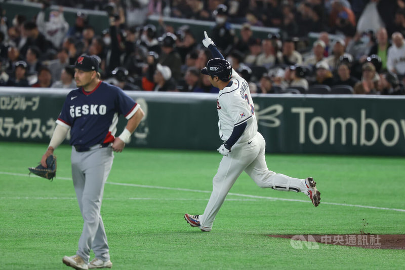 韓國打者文保景（右）首局轟出滿貫砲，給捷克隊送上震撼教育。中央社記者王騰毅東京攝　115年3月5日