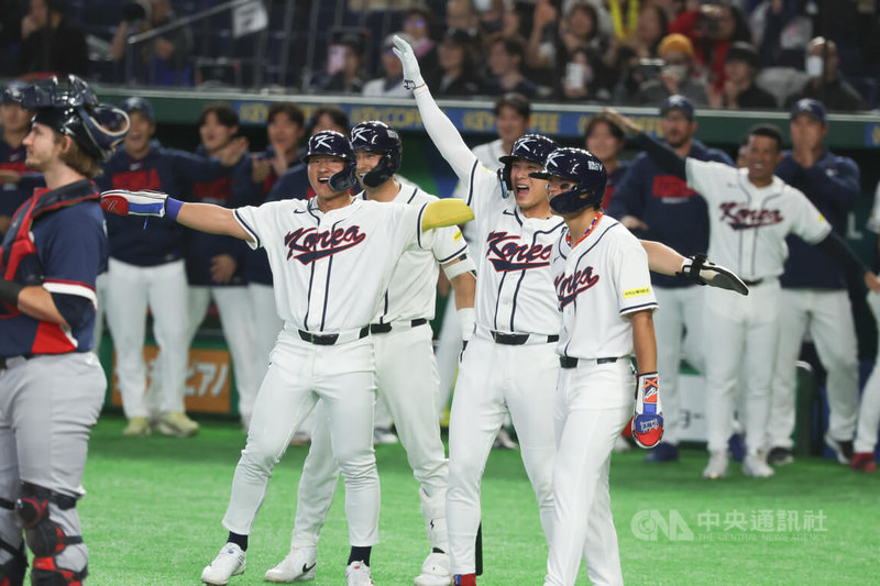 世界棒球經典賽（WBC）C組預賽5日起在日本東京巨蛋登場，晚間賽事由韓國隊與捷克交手，韓國打者文保景首局就轟滿貫砲，隊友李政厚（右2）、金倒永（右）、安賢民（右4）在本壘迎接文保景回來。中央社記者王騰毅東京攝 115年3月5日