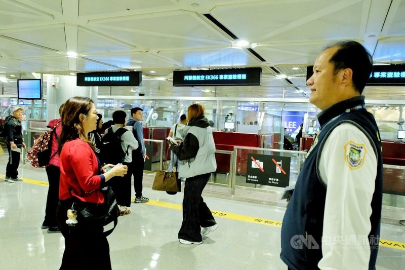 移民署國境事務大隊表示，阿聯酋航空班機EK-366復航桃園機場，5日搭載入境人數共539人，國境大隊特別規劃3座「阿聯酋航空EK366專案查驗櫃檯」加速服務。中央社記者吳睿騏桃園機場攝　115年3月5日