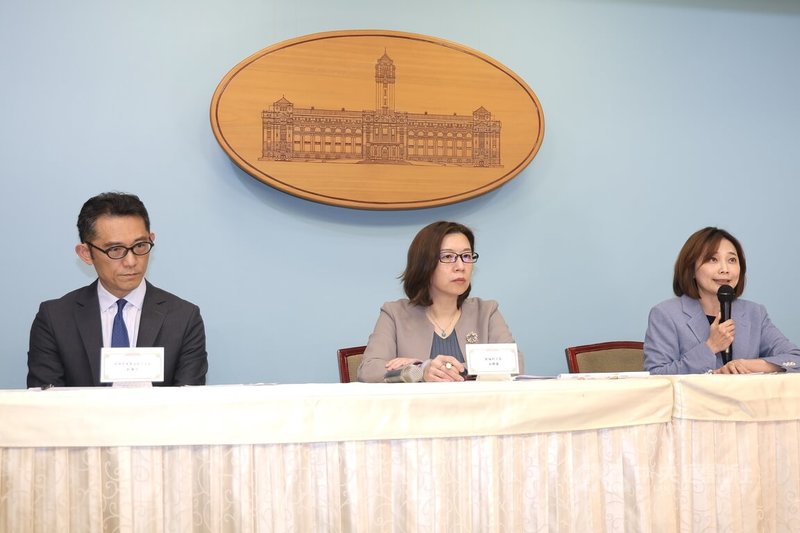 「健康台灣推動委員會第7次委員會議」會後記者會5日晚間在總統府召開，總統府發言人郭雅慧（右）、衛福部政務次長林靜儀（中）、經濟部產業技術司司長郭肇中（左）出席說明。中央社記者翁睿坤攝　115年3月5日