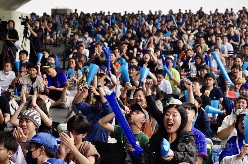 2026世界棒球經典賽（WBC）5日開打，許多高雄市民眾湧入衛武營國家藝術文化中心觀看戶外直播，齊聲為台灣隊加油打氣。中央社記者董俊志攝　115年3月5日