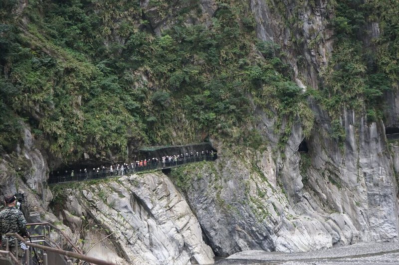 行政院長卓榮泰5日赴花蓮太魯閣國家公園視察長春祠及台8線東段復建情形,卓榮泰表示,0403震災將滿2年,修復期間歷經風災,加劇施工困難,受損嚴重的17公里公路經公路局搶修,目前進度超前。中央社記者張祈攝 115年3月5日