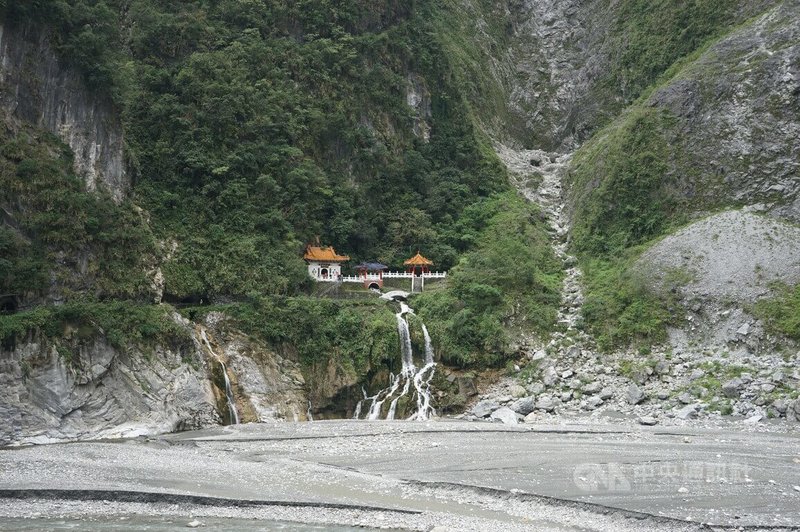 太魯閣國家公園長春祠因地震及風災加劇受損狀況，將辦理災修復原及強化工程，總經費預估約新台幣3億7000多萬元，工期約需28個月。中央社記者張祈攝　115年3月5日